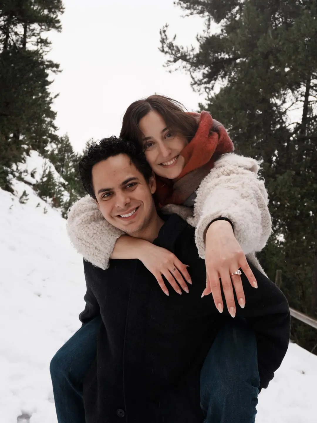 Zyanya abrazando a Rodrigo en la nieve